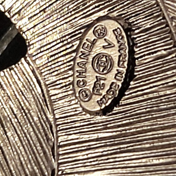 SOLD NEW AUTHENTIC Large CHANEL CC Logo Crystal Silver Classic PIN BROOCH (F21V) - Picture 4 of 12